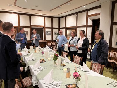 Vorschaubild: Gemeinsames Abendessen im Deutschen Haus. Mit dabei: Dallgows Ex-Bürgermeister Jürgen Hemberger.