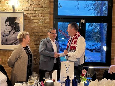 Vorschaubild: Auf weitere gute Partnerschaft!