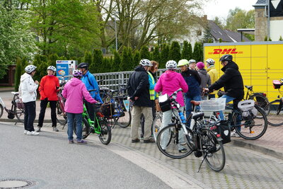 Start am Bahnhof Weetzen  (Bild vergr&ouml;&szlig;ern)