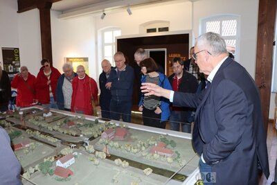 Hans Eveslage (rechts) gibt anhand eines Modells von Elisabethfehn Erl&auml;uterungen zur Ortsentwicklung.  (Bild vergr&ouml;&szlig;ern)
