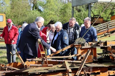Verschiedene Maschinen der industriellen Brenntorfgewinnung interessierten die Besucher.  (Bild vergr&ouml;&szlig;ern)