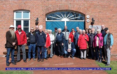 Gruppenbild vor dem Eingang zum Moor- und Fehnmuseum Elisabethfehn.  (Bild vergr&ouml;&szlig;ern)