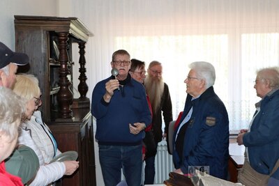 Heinz Frerichs (Bildmitte mit Zinnl&ouml;ffel) wusste viel aus der Dorfgeschichte Harkebr&uuml;gges zu berichten.  (Bild vergr&ouml;&szlig;ern)