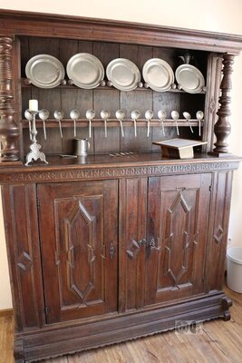 Dieser &uuml;ber 200 Jahre alte Kannenstock-Schrank zog die Blicke der Besucher auf sich.  (Bild vergr&ouml;&szlig;ern)