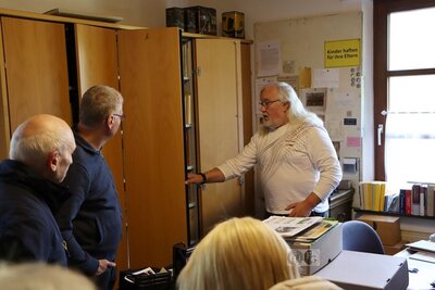 Richard Machatzke (rechts) f&uuml;hrte informativ durch das Dorfarchiv.  (Bild vergr&ouml;&szlig;ern)