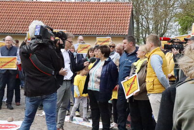 Foto des Albums: RBB-Dreh Protest gegen Bauschuttdeponie Holzhausen (05.05.2023)