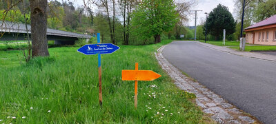 Leutersdorf - sehr liebevolle Beschilderung  (Bild vergr&ouml;&szlig;ern)