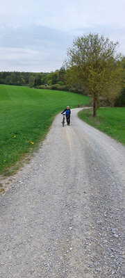 Neubrunn am Berg - wer kein E hat, schiebt  (Bild vergr&ouml;&szlig;ern)