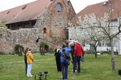 Foto des Albums: Filmdreh für Grundschulfilm zu den Aufgaben einer Kommune im Kloster (02.05.2023)