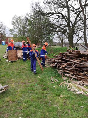 Foto des Albums: Jugend hilft beim Maifeueraufbau (08. 05. 2023)