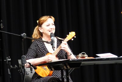 Texte und Musik mit Kabarettistin Martina Brandl 