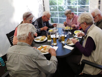 Keiner mu&szlig; hungern.  (Bild vergr&ouml;&szlig;ern)