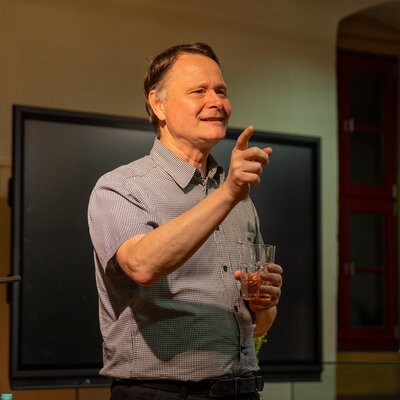 Vorschaubild: Sprichwortpapst Dr. Rolf-Bernhard Essig in Aktion, heute auf Einladung der Bibliothek mit zwei Kinderveranstaltungen und einem tollen Abendprogramm den ganzen Tag in Hochform!