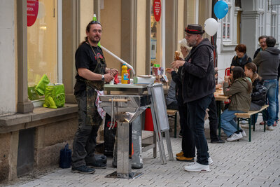 Vorschaubild: Thomas Messerschmidt ist der Chef am Bratwurstrost. Zu jeder Wurst gibt als Dreingabe es ein Gedicht.