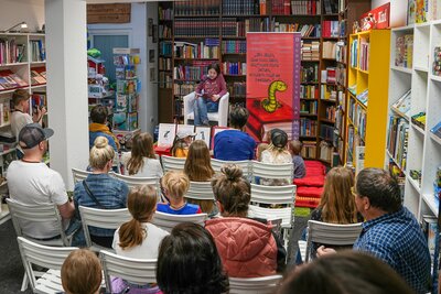 Vorschaubild: Die Kleine Kulturnacht für Kids beginnt in der Buchhandlung. Gustav Messerschmidt liest aus 