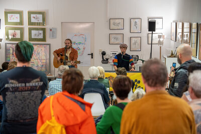 Vorschaubild: Volles Haus bei Kalter Kaffee in der Galerie HibuART