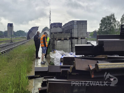 Materialreste auf dem Lagerplatz.  (Bild vergr&ouml;&szlig;ern)