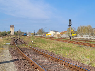 Die Gleisanlagen mit Blick zum Wasserturm im April 2022.  (Bild vergr&ouml;&szlig;ern)