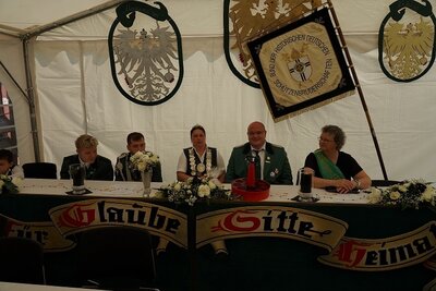 Unsere Majest&auml;ten im Festzelt!  (Bild vergr&ouml;&szlig;ern)