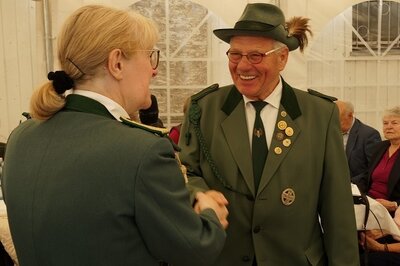 Die Brudermeisterin Regina Reiz gratuliert Norbert Kommer zur 40j. Mitgliedschaft.  (Bild vergr&ouml;&szlig;ern)