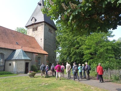 Vor der Kirche  (Bild vergr&ouml;&szlig;ern)