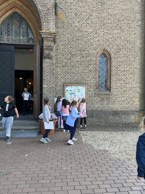 Foto des Albums: 2a und 2b besuchen die Kirche (01. 06. 2023)