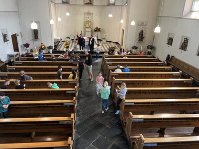 Foto des Albums: 2a und 2b besuchen die Kirche (01. 06. 2023)