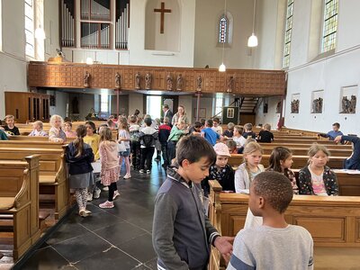 Foto des Albums: 2a und 2b besuchen die Kirche (01. 06. 2023)