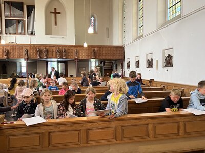 Foto des Albums: 2a und 2b besuchen die Kirche (01. 06. 2023)