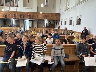 Foto des Albums: 2a und 2b besuchen die Kirche (01. 06. 2023)