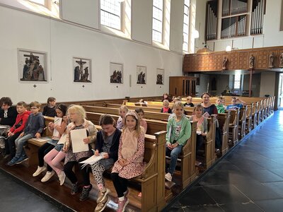 Foto des Albums: 2a und 2b besuchen die Kirche (01. 06. 2023)