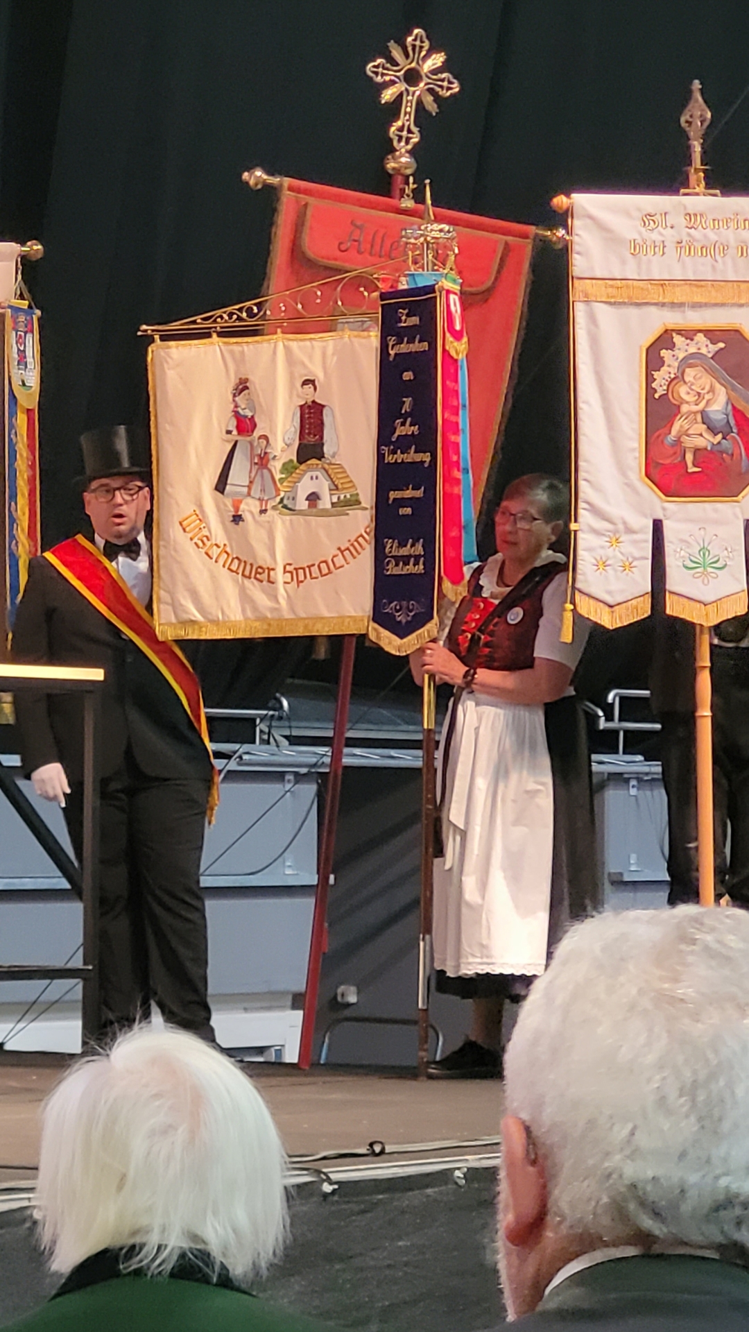Bild: 17-Fahnenabordnung während des gottesdienstes