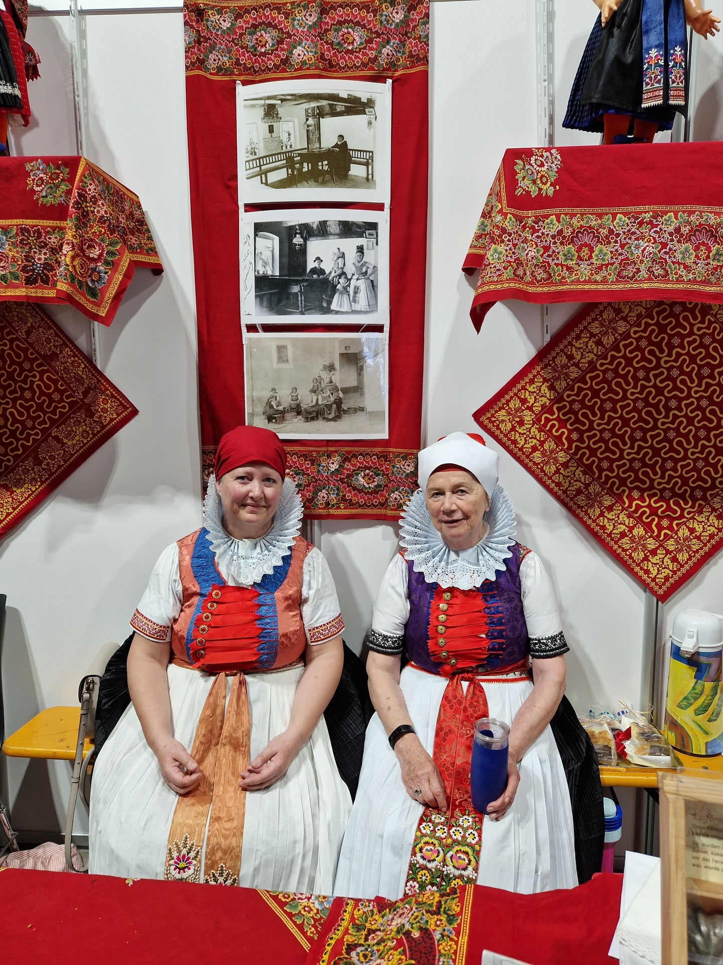 Bild: 2 Damen in Original Wischauer Tracht
