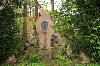 H&ouml;lty-Gedenkstein Mariensee  (Bild vergr&ouml;&szlig;ern)