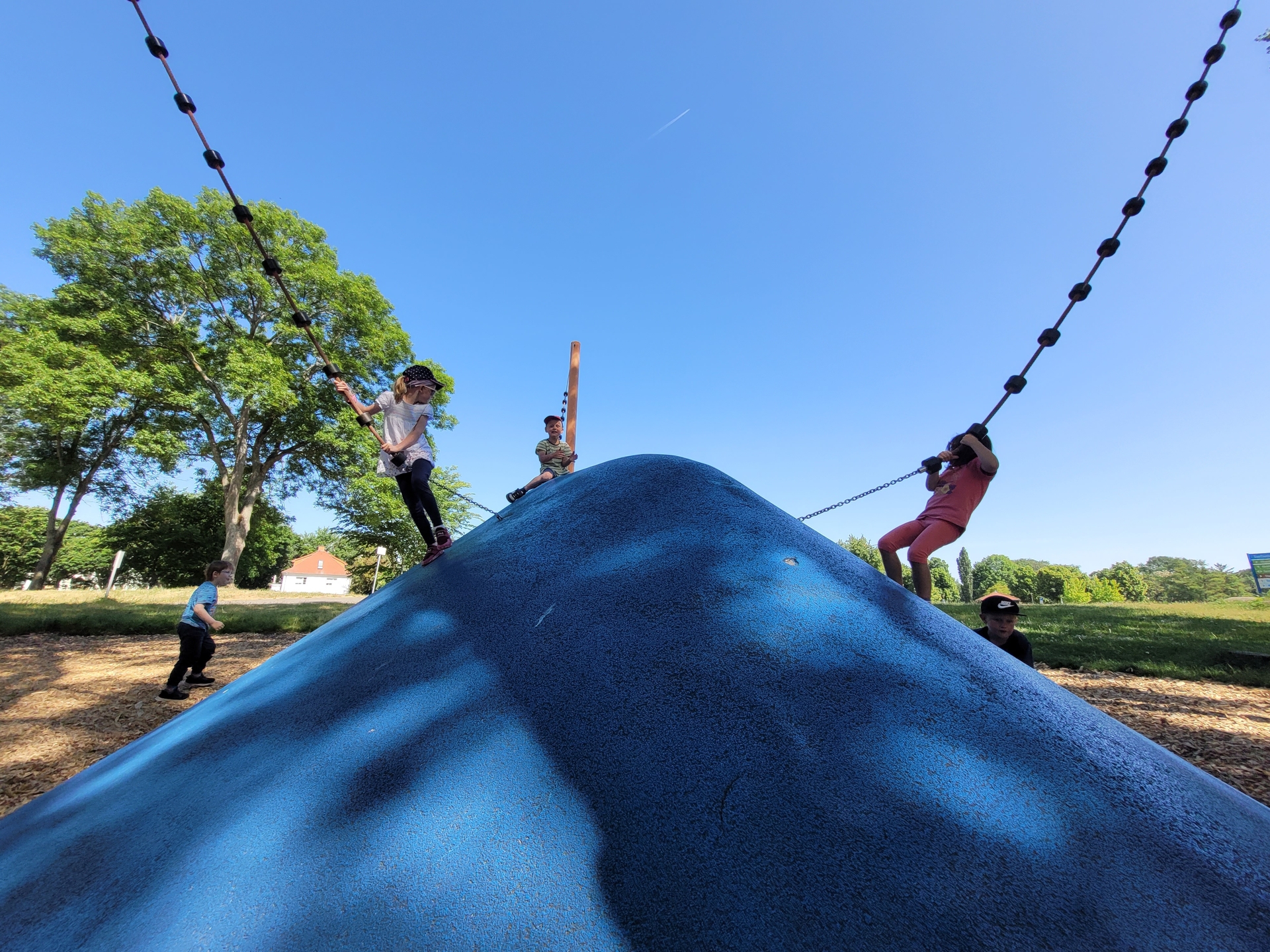 Bild: Der Spielplatz wird in Besitz genommen.