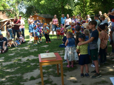 Wachsame Zuschauer  (Bild vergr&ouml;&szlig;ern)