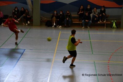Foto des Albums: Lehrer behalten im Fußballduell mit den Schülern die Oberhand