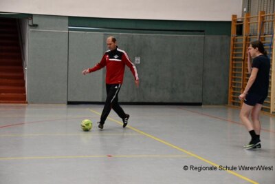 Foto des Albums: Lehrer behalten im Fußballduell mit den Schülern die Oberhand