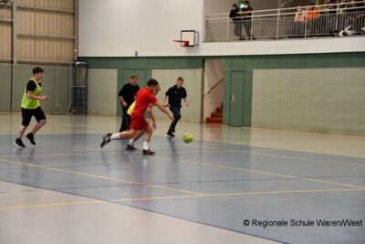 Foto des Albums: Lehrer behalten im Fußballduell mit den Schülern die Oberhand