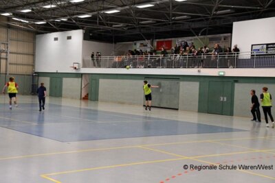 Foto des Albums: Lehrer behalten im Fußballduell mit den Schülern die Oberhand