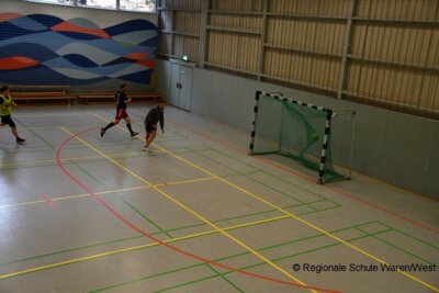 Foto des Albums: Lehrer behalten im Fußballduell mit den Schülern die Oberhand