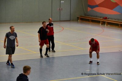 Foto des Albums: Lehrer behalten im Fußballduell mit den Schülern die Oberhand