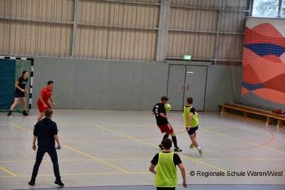 Foto des Albums: Lehrer behalten im Fußballduell mit den Schülern die Oberhand