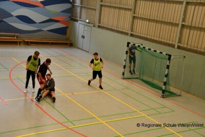 Foto des Albums: Lehrer behalten im Fußballduell mit den Schülern die Oberhand