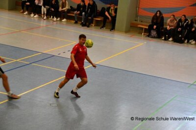Foto des Albums: Lehrer behalten im Fußballduell mit den Schülern die Oberhand