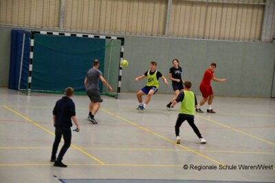 Foto des Albums: Lehrer behalten im Fußballduell mit den Schülern die Oberhand