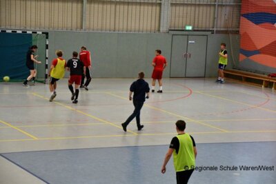 Foto des Albums: Lehrer behalten im Fußballduell mit den Schülern die Oberhand