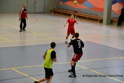 Foto des Albums: Lehrer behalten im Fußballduell mit den Schülern die Oberhand