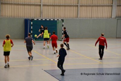 Foto des Albums: Lehrer behalten im Fußballduell mit den Schülern die Oberhand