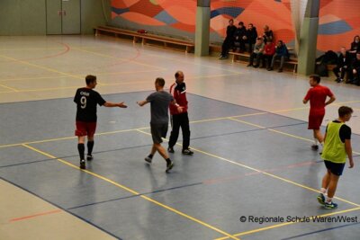 Foto des Albums: Lehrer behalten im Fußballduell mit den Schülern die Oberhand